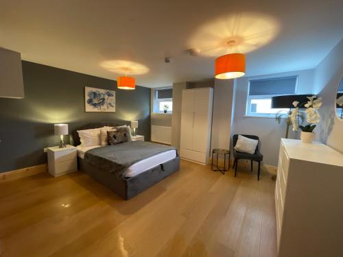 达德利West Midlands-2 Double Bed Room Apartment的一间卧室配有一张床和一把椅子