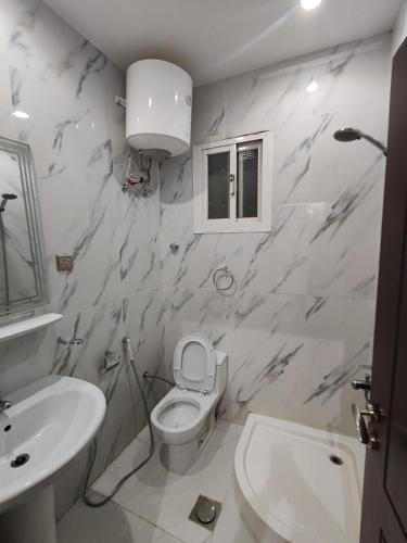 塔伊夫شاليهات ستي لاند的浴室配有白色卫生间和盥洗盆。