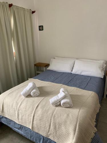 贝伦埃斯科巴Monoambiente Escobar - MAG的一间卧室配有带毛巾的床