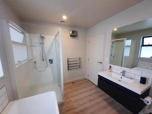 瓦纳卡Colour on Cairnmuir的白色的浴室设有水槽和淋浴。