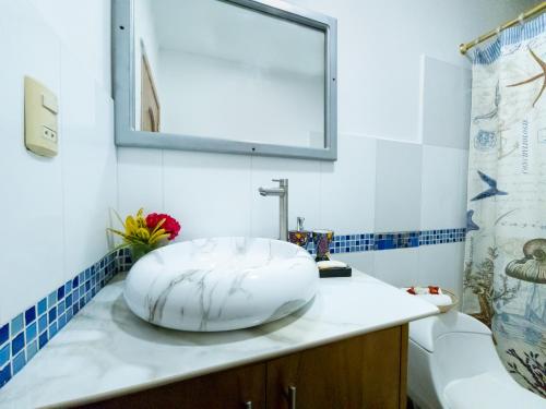 阿约拉港EXCLUSIVE CONDO GALAPAGOS & BEYOND 2的一个带大白色水槽的柜台浴室