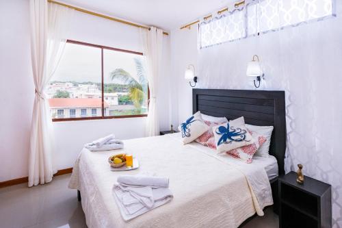阿约拉港EXCLUSIVE CONDO GALAPAGOS & BEYOND 2的一间卧室设有一张大床和窗户