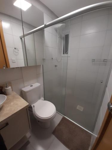 本图贡萨尔维斯Apartamento bem localizado的带淋浴、卫生间和盥洗盆的浴室