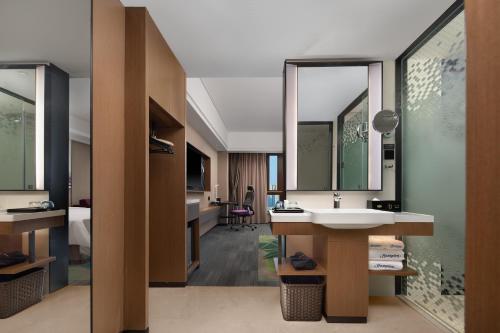 广州广州洛溪希尔顿欢朋酒店的酒店客房设有水槽和一间卧室