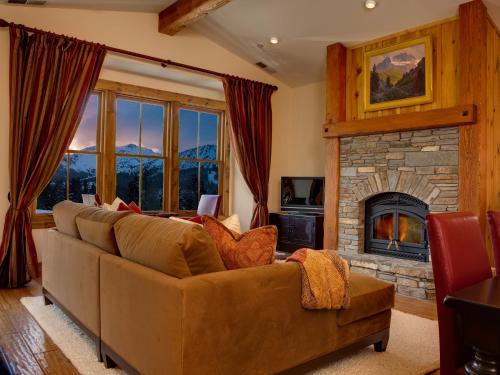 马姆莫斯湖Snowcreek Resort Vacation Rentals的带沙发和壁炉的客厅