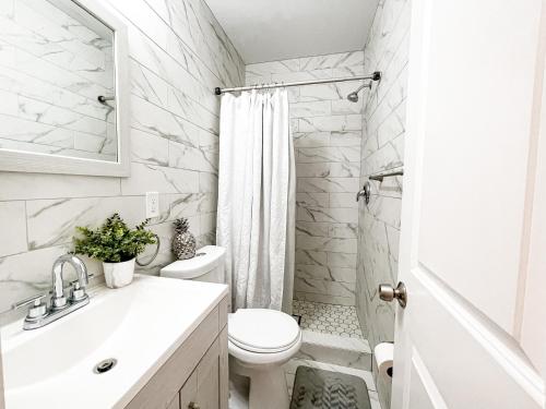 GlensideCheerful & Modern Home w/ a Walkout Deck Area的白色的浴室设有卫生间和水槽。