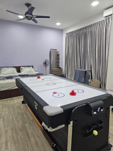 居銮TSK Homestay Taman Sri Kluang的一张带乒乓球桌的床上房间