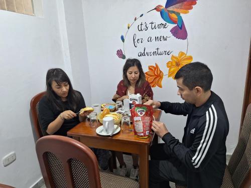 马丘比丘CUSI QOYLLOR的一群坐在餐桌上吃食物的人