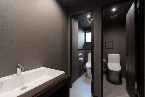 大阪3U NAMBA MINAMI by DOYANEN的浴室配有白色浴缸和卫生间。