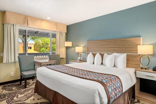 圣路易斯-奥比斯保圣路易斯-奥比斯保市中心大道酒店的酒店客房设有一张大床和一张书桌。