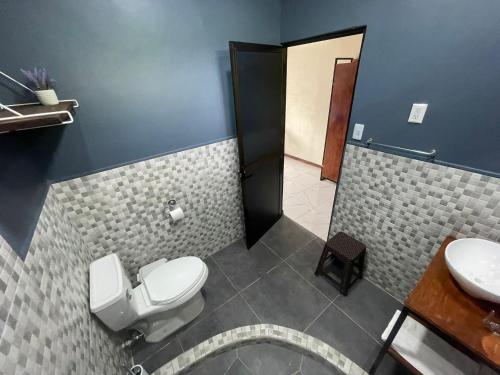 马塔帕洛POSADA MIRADIA的一间带卫生间和水槽的浴室