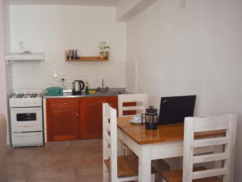圣萨尔瓦多德朱Ukiyo Apart的厨房配有木桌和炉灶。
