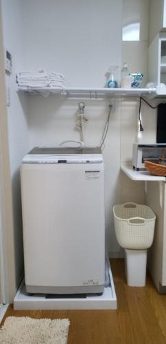 直岛町Yellow House的厨房配有小冰箱和水槽
