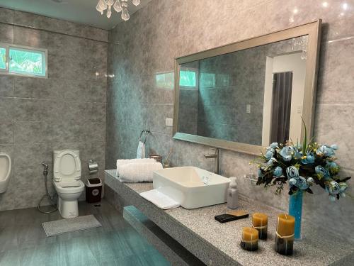 BansudCASA DE SAN ISIDRO的一间带水槽、卫生间和镜子的浴室