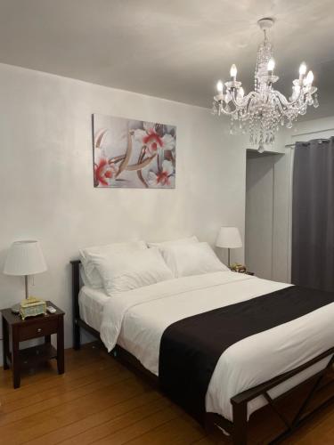 BansudCASA DE SAN ISIDRO的一间卧室配有一张大床和一个吊灯。