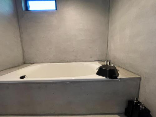 洲本市the terrace sumoto - Vacation STAY 24588v的窗户客房内的浴缸