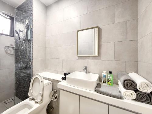哥打京那巴鲁The Shore Kota Kinabalu City Centre by LW Suites的一间带水槽、卫生间和淋浴的浴室
