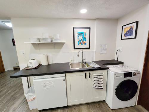 坎贝尔河Ocean's Edge Suite的厨房配有水槽和洗衣机