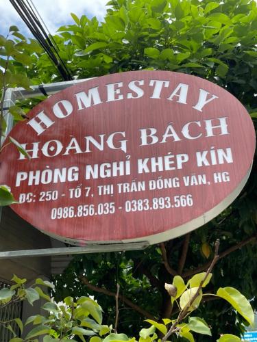 同文Hoàng Bách homestay的香港海滩电话的标志