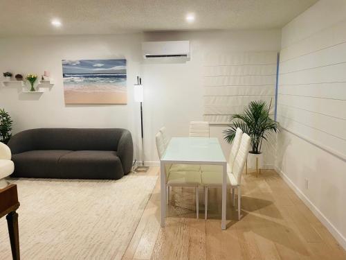 Vacation House 2-Bedroom 1 Bathroom in Beach Town with Full size Kitchen and free onsite parking and laundry - Great for solo, couple, family and business travelers的休息区