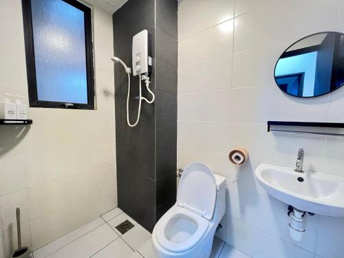 哥打巴鲁RiverView 8PAX 2BR in KBtown PS4, Netflix A-1-12的一间带卫生间和水槽的浴室