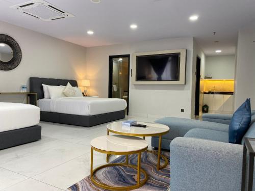 吉隆坡服务式公寓酒店@吉隆坡时代广场的一间带两张床和一张沙发的客厅