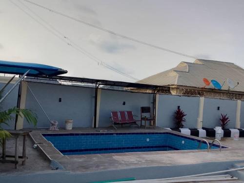 Meerah apartments & Hotels的一座带屋顶游泳池的房子