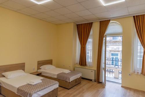 鲁塞Hostel CANTO的酒店客房设有两张床和一个阳台。