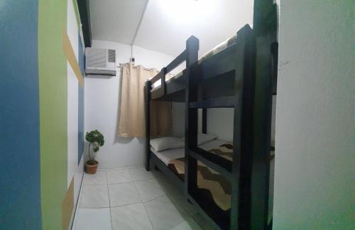 Villa Tomasa Boracay Dmall客房内的一张或多张双层床