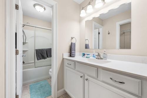 尼斯维尔Niceville Dream Home Sleeps 13的白色的浴室设有水槽和镜子