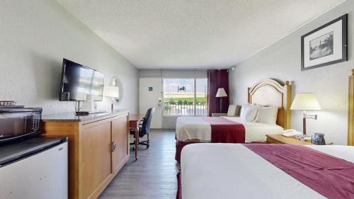 奥兰多戴斯奥兰多市中心每日旅馆的酒店客房设有两张床和一台平面电视。