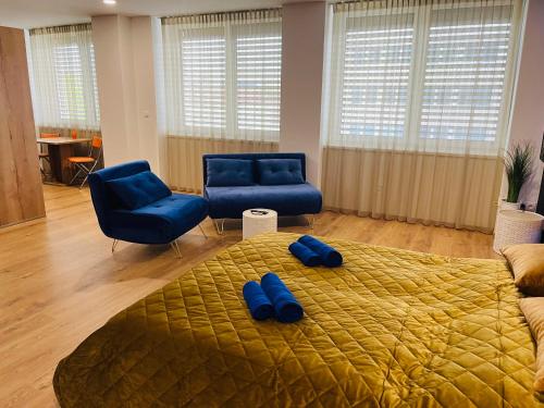 特伦钦Apartmán Sitka的一间卧室配有一张带蓝色拖鞋的床。