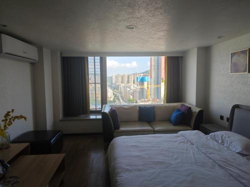 深圳星河时代公寓(深圳北站店)的酒店客房设有床、沙发和窗户。