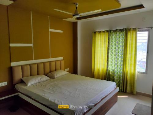 BāghdograMayer Anchal的一间卧室设有床和黄色窗帘的窗户