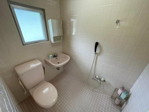 名户NAGO Sakura Resort Inn - Vacation STAY 14448v的白色的浴室设有卫生间和水槽。