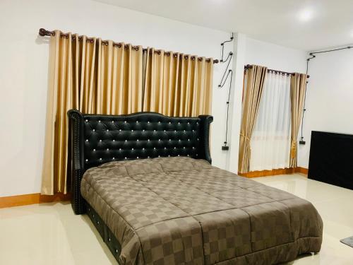 Ban Sam Bai Thao的一间带床的卧室,位于带窗帘的房间