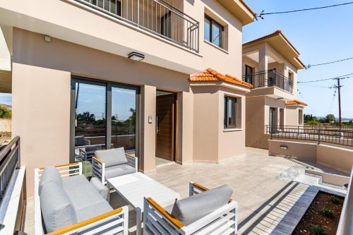 KtimaVilla Elpida ONE by Ezoria Villas in Timi, Paphos的享有房屋庭院景致的别墅