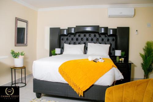 穆西纳Chimas Guest House的一间卧室配有一张带黄色毯子的大床