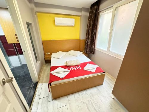 KonakOnn Pansiyon Arka Cephe的一间设有一张红色毯子的床的房间