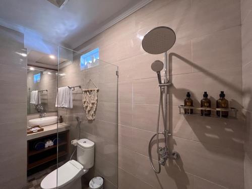ToyapakehGrand Yuna Hotel Nusa Penida的带淋浴、卫生间和盥洗盆的浴室