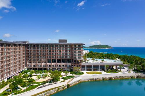三亚三亚亚龙湾星华华邑度假酒店（首日迷你吧免费）的享有带游泳池的度假村的空中景致