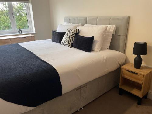 斯托克2 Cherry Tree Cottages的卧室配有一张带白色床单和枕头的大床。