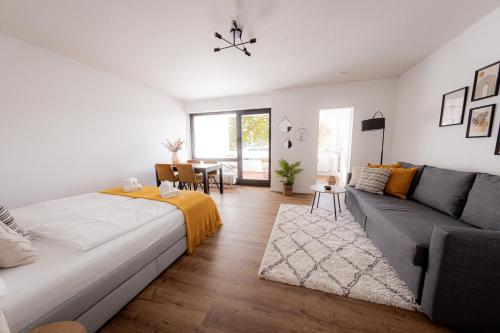 帕绍Come4Stay Passau - Apartment Seidenhof I voll ausgestattete Küche I Balkon I Badezimmer的客厅配有床和沙发