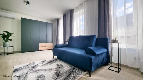 艾森斯塔特St. Antoni Suite 3的一张蓝色椅子,位于带大窗户的房间里