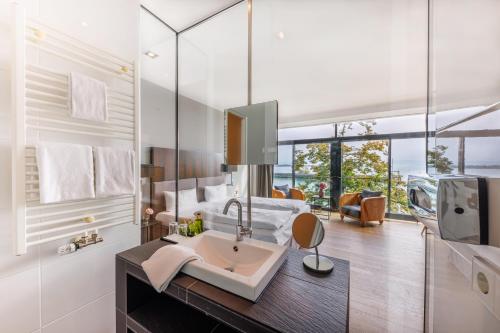 腓特烈港艾卡海滨生活酒店的一间带水槽和大镜子的浴室