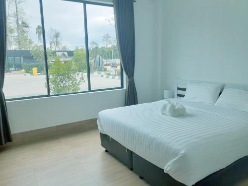 沙湾拿吉Bouasavan Hotel and Garden的一间卧室设有一张大床和一个大窗户