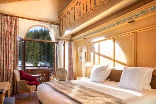 谷雪维尔卡利娜酒店的一间卧室设有一张大床和一个大窗户
