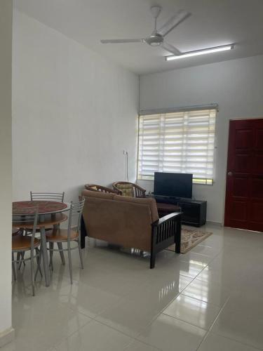 巴特沃思Rumah Kami Homestay的客厅配有沙发和桌子
