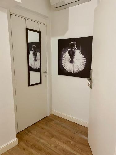 博索莱伊Chambre moderne, proche Monaco的一间设有镜子和白色墙壁的客房