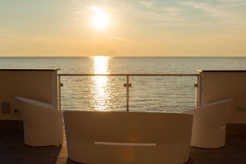 梅塔Hotel Giosue' a mare的从游轮甲板上欣赏到海景